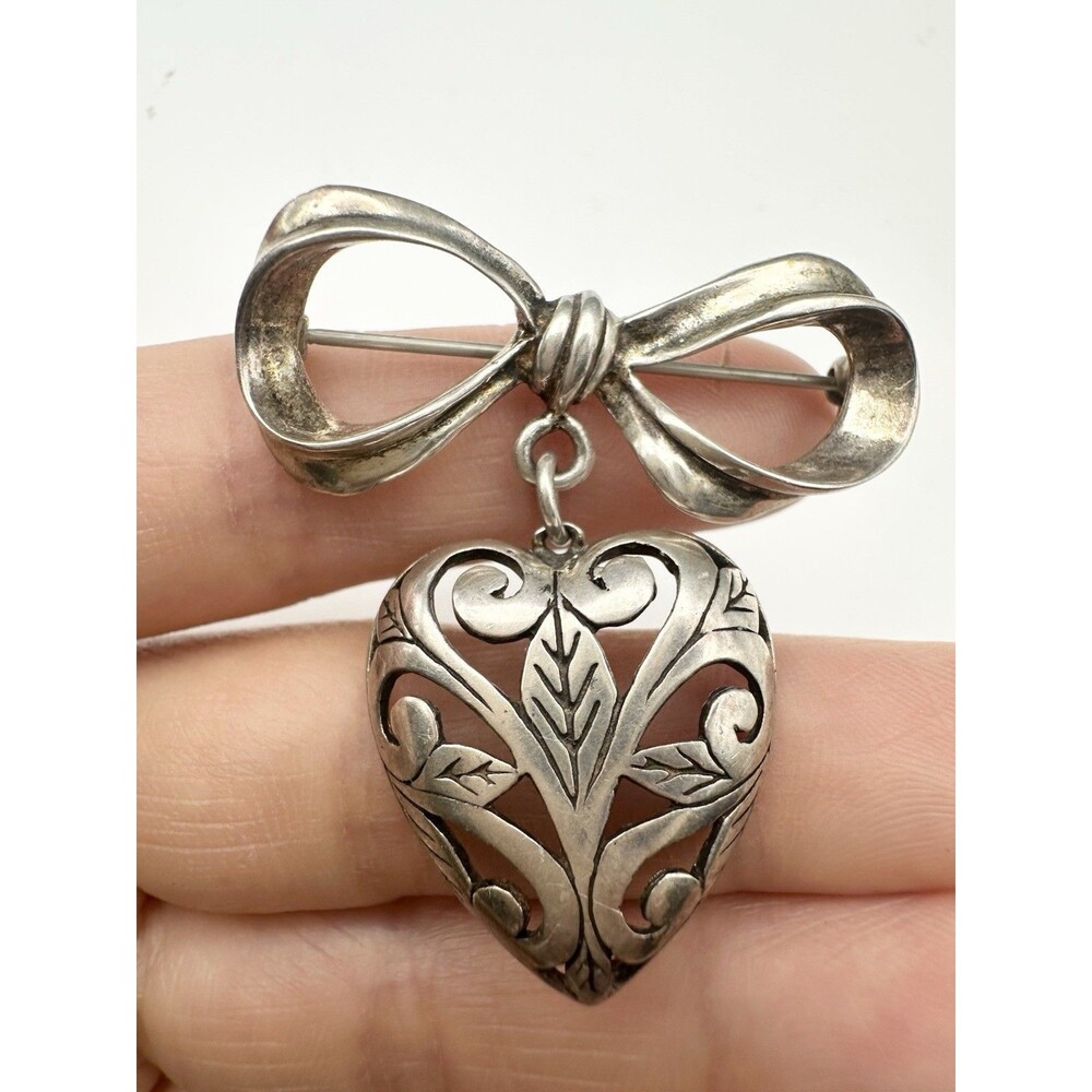 VINTAGE JEZLAINE STERLING SILVER FILIGREE BOWTIE & HEART DANGLE PIN BROOCH